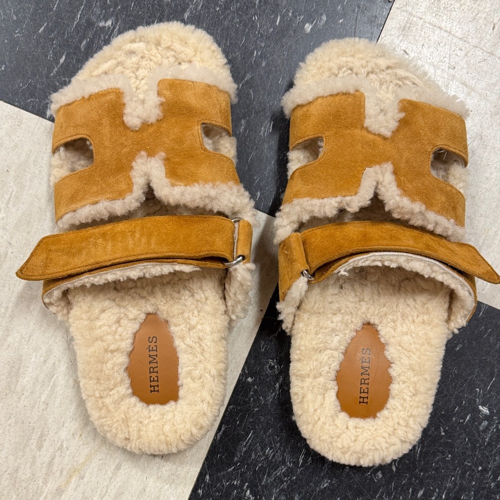 Hermès chypre Shearling Sandals in Tan and Cream